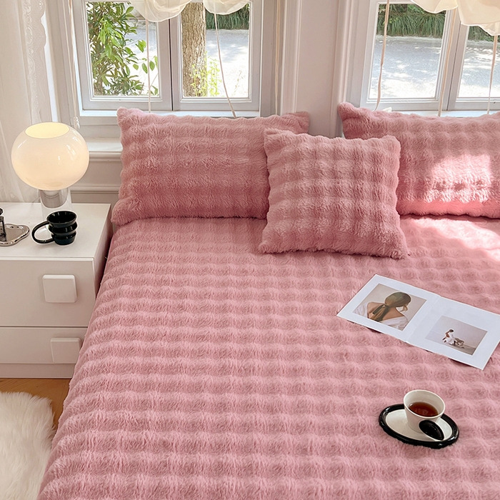 91家纺网 家纺一手货源 找家纺 梦舒羽 2025新款兔毛绒床裙水晶绒床垫保护罩牛奶绒床垫床单罩 云梦粉