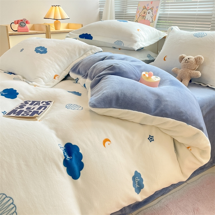 91家纺网 家纺一手货源 找家纺 2024新款A类AB版加厚保暖双面牛奶绒印花四件套--小清新系列 月亮云朵