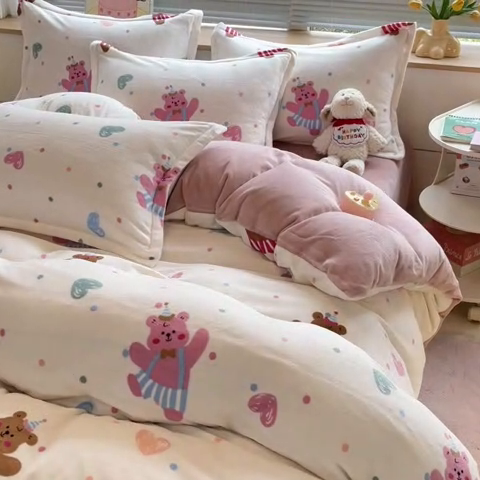 91家纺网 家纺一手货源 找家纺 2024新款A类AB版加厚保暖双面牛奶绒印花四件套--小清新系列 熊宝宝