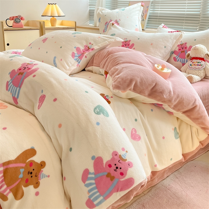 91家纺网 家纺一手货源 找家纺 2024新款A类AB版加厚保暖双面牛奶绒印花四件套--小清新系列 熊宝宝