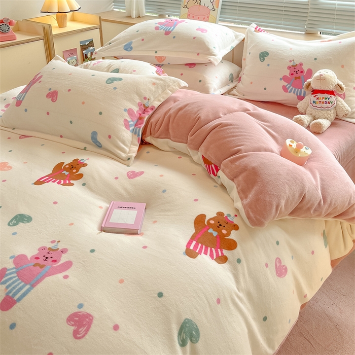 91家纺网 家纺一手货源 找家纺 2024新款A类AB版加厚保暖双面牛奶绒印花四件套--小清新系列 熊宝宝