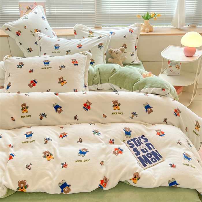 91家纺网 家纺一手货源 找家纺 2024新款A类AB版加厚保暖双面牛奶绒印花四件套--小清新系列 衣服小熊