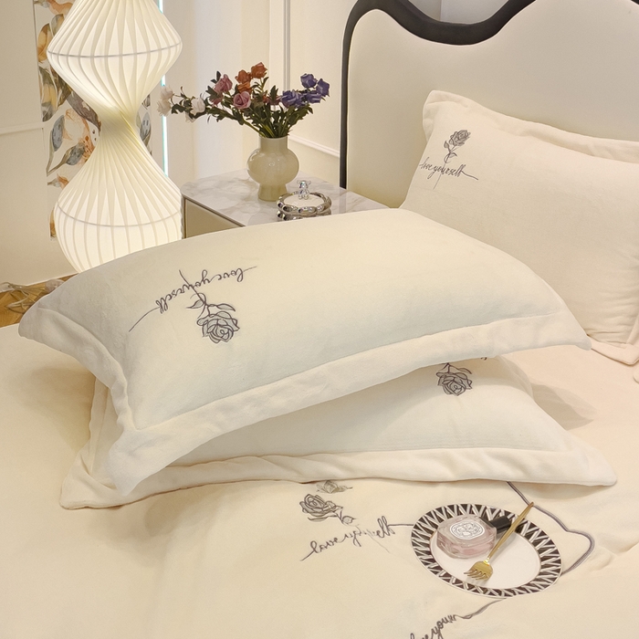 91家纺网 家纺一手货源 找家纺 梵克保罗 2024秋冬新款高克重牛奶绒轻奢花卉刺绣-玫瑰庄园米白