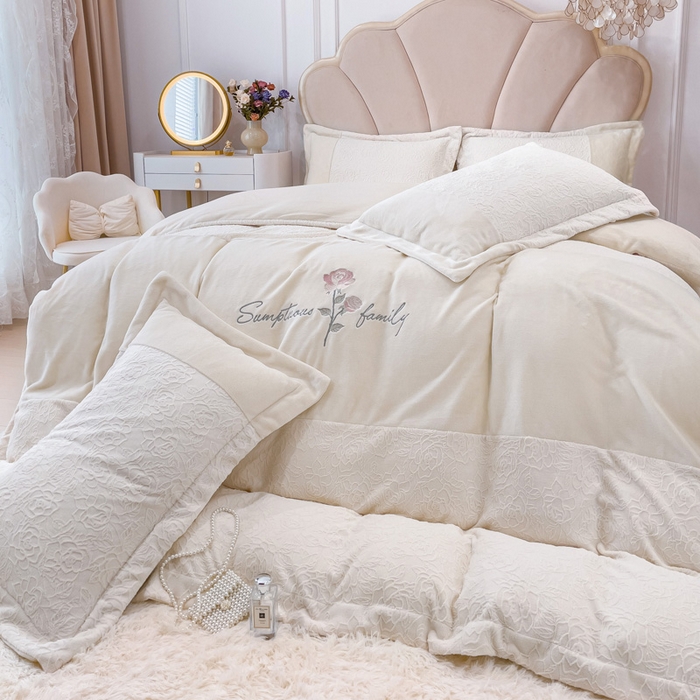 91家纺网 家纺一手货源 找家纺 梵克保罗2024牛奶绒雕花拼接刺绣款四件套-假日玫瑰（含买家秀）奶芋白