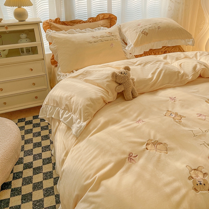 91家纺网 家纺一手货源 找家纺 梵克保罗 2024新款卡通韩版婴儿绒绣花四件套熊宝贝-米