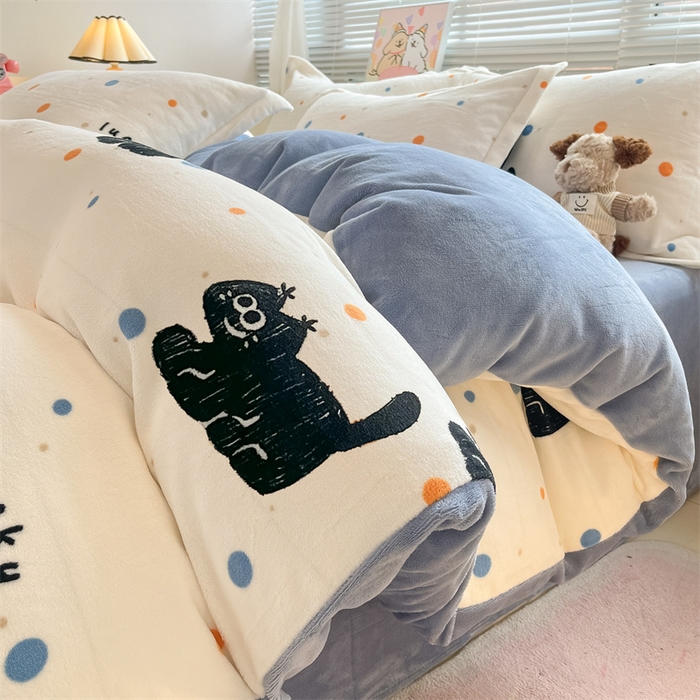 91家纺网 家纺一手货源 找家纺 2024新款A类AB版加厚保暖双面牛奶绒印花四件套--小清新系列 白底小猫