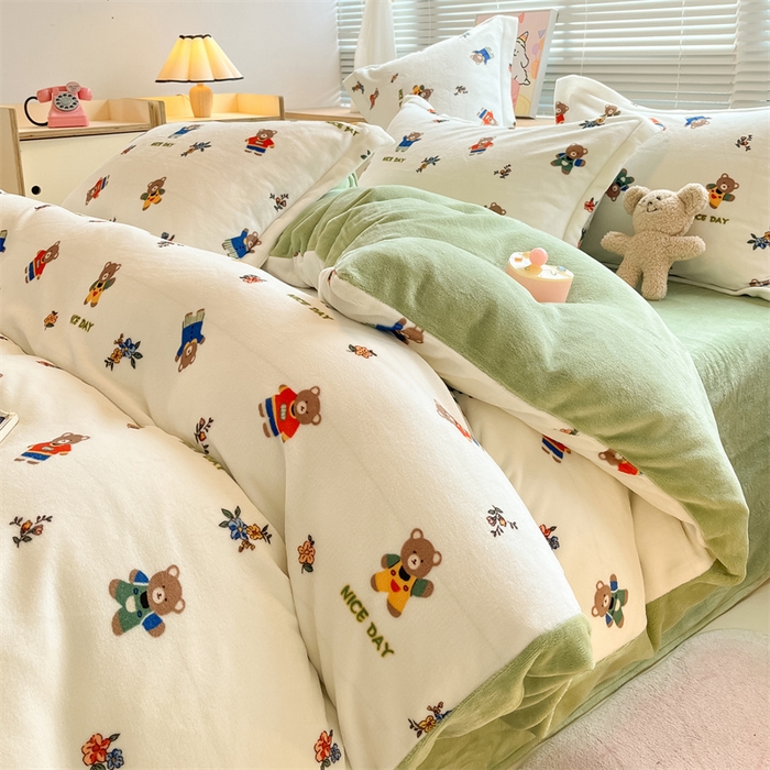 91家纺网 家纺一手货源 找家纺 2024新款A类AB版加厚保暖双面牛奶绒印花四件套--小清新系列 衣服小熊