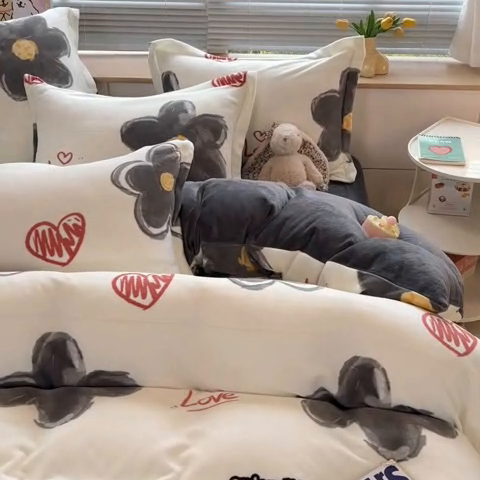 91家纺网 家纺一手货源 找家纺 2024新款A类AB版加厚保暖双面牛奶绒印花四件套--小清新系列 字母爱心花朵