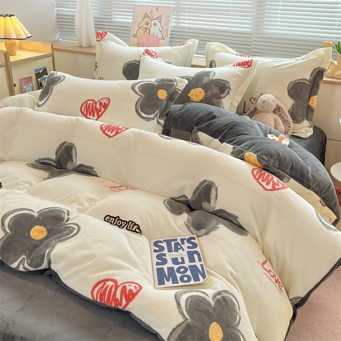 91家纺网 家纺一手货源 找家纺 2024新款A类AB版加厚保暖双面牛奶绒印花四件套--小清新系列 字母爱心花朵