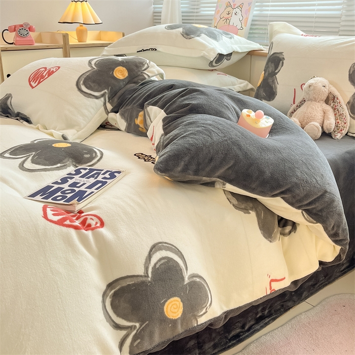 91家纺网 家纺一手货源 找家纺 2024新款A类AB版加厚保暖双面牛奶绒印花四件套--小清新系列 字母爱心花朵