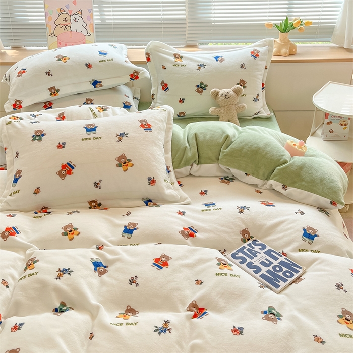 91家纺网 家纺一手货源 找家纺 2024新款A类AB版加厚保暖双面牛奶绒印花四件套--小清新系列 衣服小熊