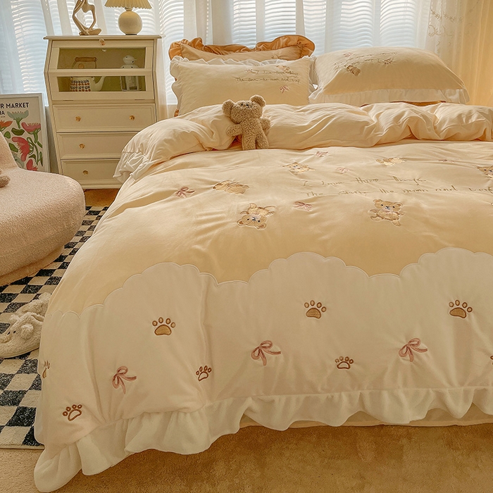 91家纺网 家纺一手货源 找家纺 梵克保罗 2024新款卡通韩版婴儿绒绣花四件套熊宝贝-米