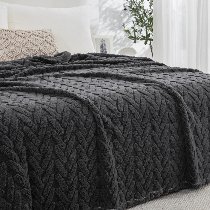 91家纺网 家纺一手货源 找家纺 一左一右 2024秋冬新款高克重单层双面提花塔芙绒毛毯舒棉绒毯多功能毯子外贸跨境电商 灰黑