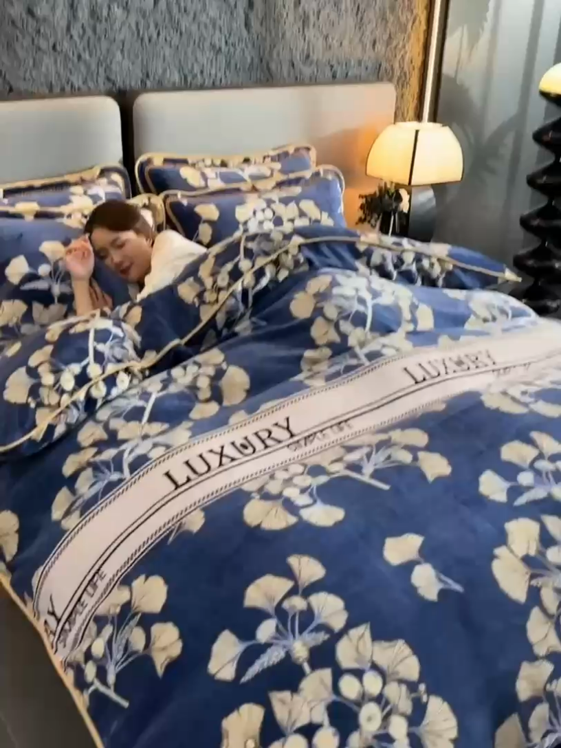 91家纺网 家纺一手货源 找家纺 紫月轩 2024新款日产2万套高克重8.5斤牛奶绒四件套法莱绒四件套 梦境