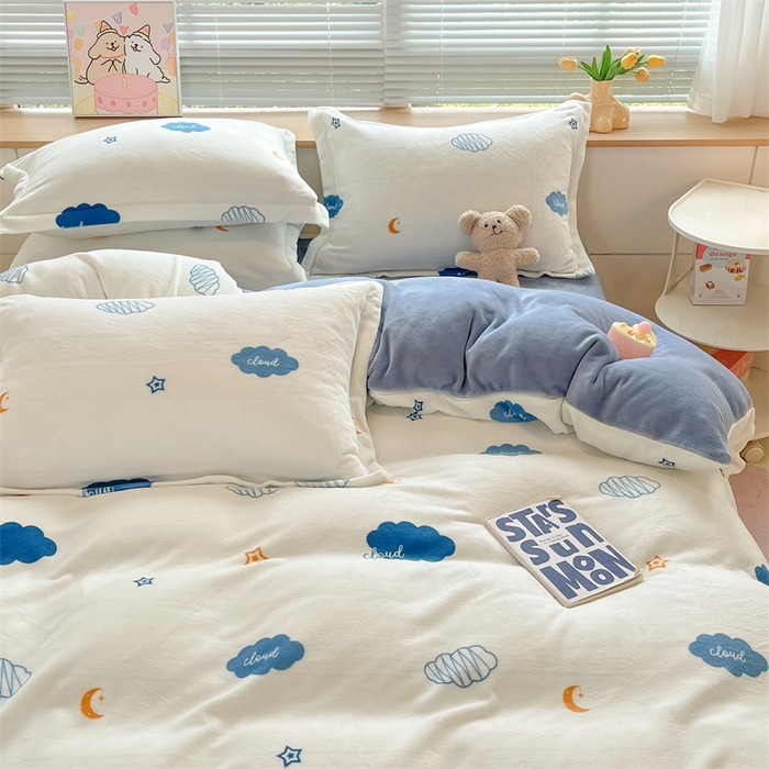 91家纺网 家纺一手货源 找家纺 2024新款A类AB版加厚保暖双面牛奶绒印花四件套--小清新系列 月亮云朵