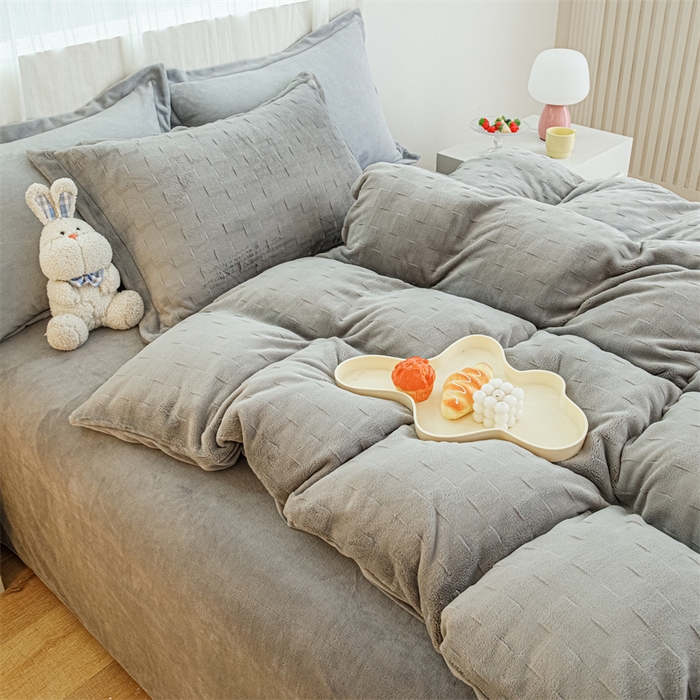 91家纺网 家纺一手货源 找家纺 锦罗绣 2024新款全消光230克牛奶绒烂花绒提花单被套 方块-灰