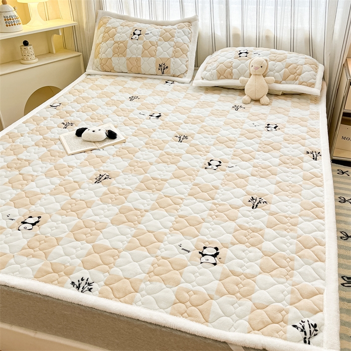 91家纺网 家纺一手货源 找家纺 启程家纺 2024新款A类印花牛奶绒床垫加厚绒保暖床护垫 格子熊猫