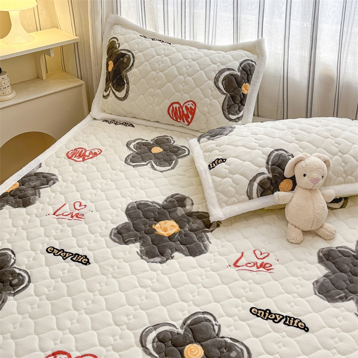 91家纺网 家纺一手货源 找家纺 启程家纺 2024新款A类印花牛奶绒床垫加厚绒保暖床护垫 黑大花