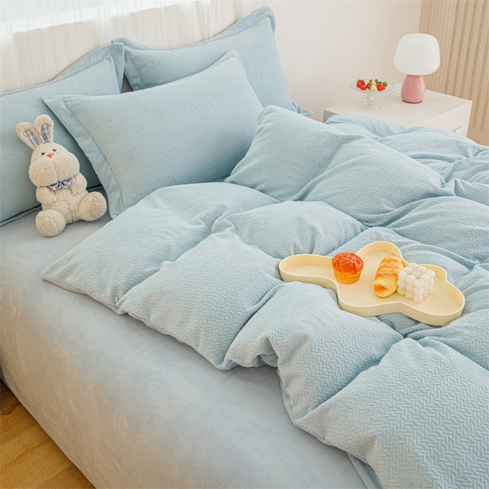 91家纺网 家纺一手货源 找家纺 锦罗绣 2024新款全消光230克牛奶绒烂花绒提花四件套 mu-蓝