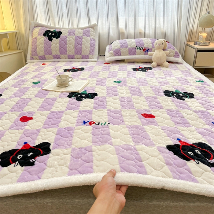 91家纺网 家纺一手货源 找家纺 启程家纺 2024新款A类印花牛奶绒床垫加厚绒保暖床护垫 紫格象