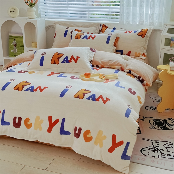 91家纺网 家纺一手货源 找家纺 锦罗绣 2024新款A类高克重牛奶绒印花四件套 可爱字母