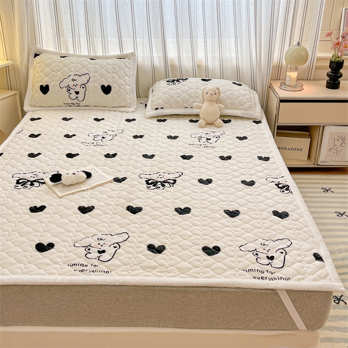 91家纺网 家纺一手货源 找家纺 启程家纺 2024新款A类印花牛奶绒床垫加厚绒保暖床护垫 爱心狗