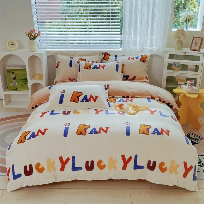 91家纺网 家纺一手货源 找家纺 锦罗绣 2024新款A类高克重牛奶绒印花四件套 可爱字母