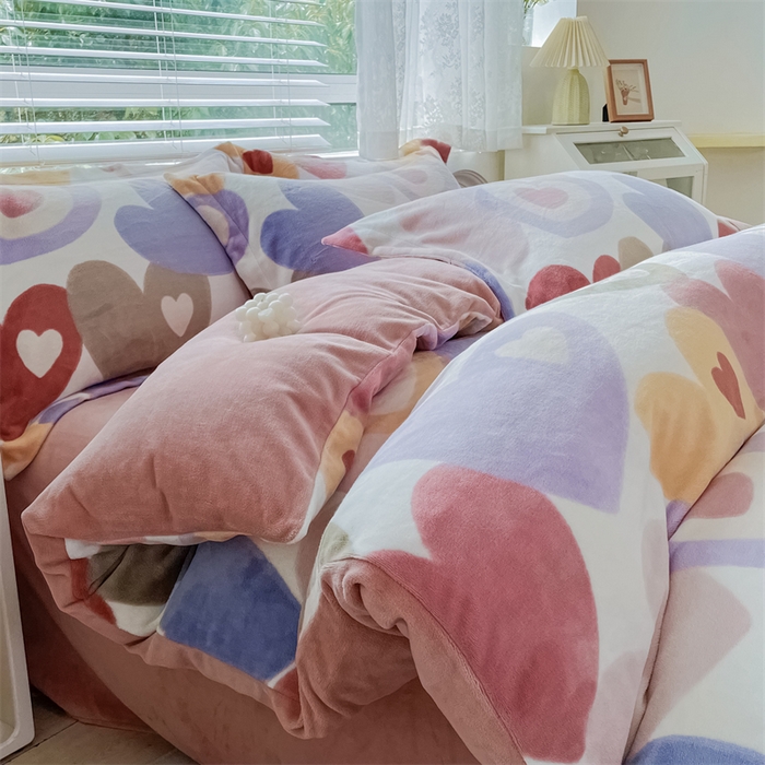 91家纺网 家纺一手货源 找家纺 锦罗绣 2024新款A类高克重牛奶绒印花单被套 爱心