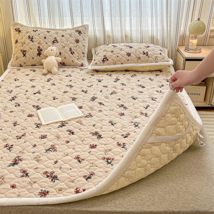 91家纺网 家纺一手货源 找家纺 启程家纺 2024新款A类印花牛奶绒床垫加厚绒保暖床护垫 栀子花开