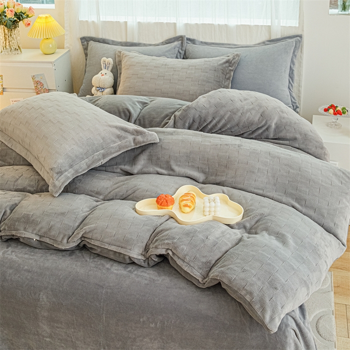 91家纺网 家纺一手货源 找家纺 锦罗绣 2024新款全消光230克牛奶绒烂花绒提花四件套 方块-灰