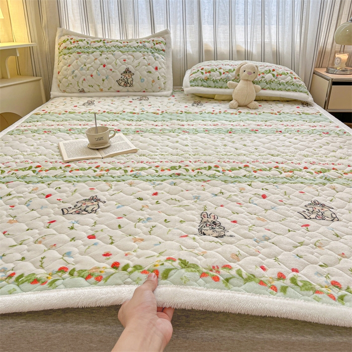91家纺网 家纺一手货源 找家纺 启程家纺 2024新款A类印花牛奶绒床垫加厚绒保暖床护垫 草莓兔