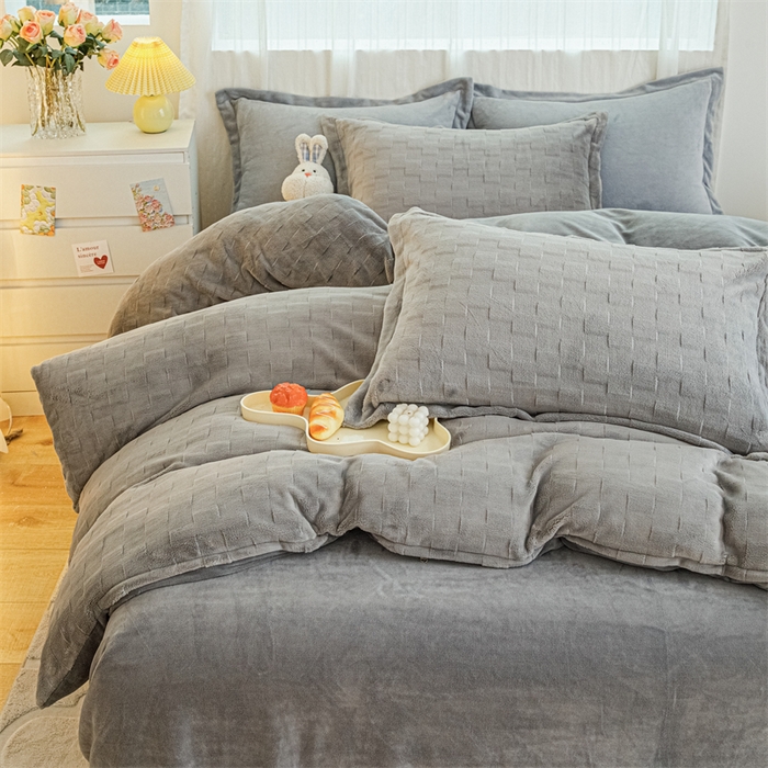 91家纺网 家纺一手货源 找家纺 锦罗绣 2024新款全消光230克牛奶绒烂花绒提花单被套 方块-灰