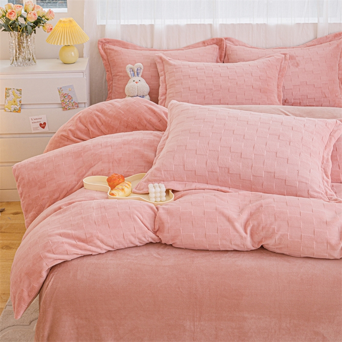 91家纺网 家纺一手货源 找家纺 锦罗绣 2024新款全消光230克牛奶绒烂花绒提花四件套 方块-粉