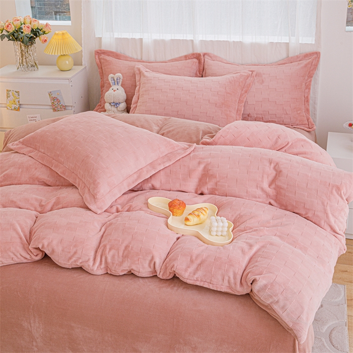 91家纺网 家纺一手货源 找家纺 锦罗绣 2024新款全消光230克牛奶绒烂花绒提花四件套 方块-粉