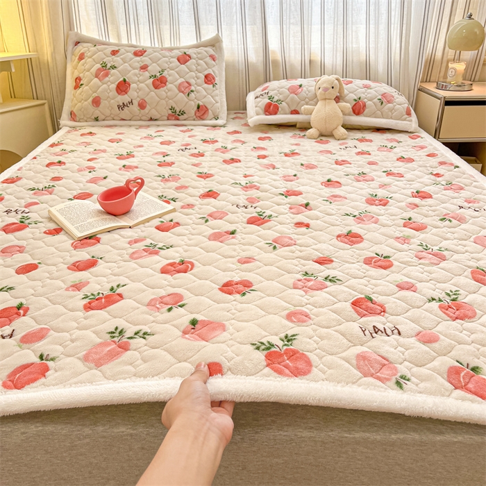 91家纺网 家纺一手货源 找家纺 启程家纺 2024新款A类印花牛奶绒床垫加厚绒保暖床护垫 水蜜桃