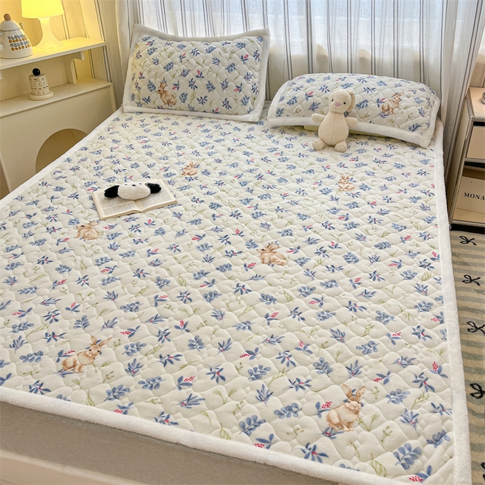 91家纺网 家纺一手货源 找家纺 启程家纺 2024新款A类印花牛奶绒床垫加厚绒保暖床护垫 兰花兔