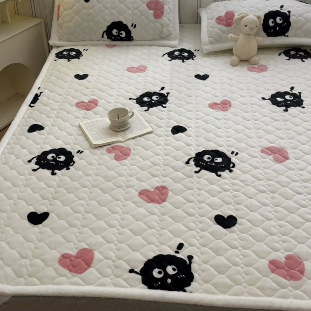 91家纺网 家纺一手货源 找家纺 启程家纺 2024新款A类印花牛奶绒床垫加厚绒保暖床护垫 爱心煤球