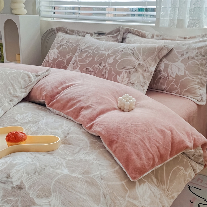 91家纺网 家纺一手货源 找家纺 锦罗绣 2024新款全消光230克牛奶绒烂花绒提花单被套 花语