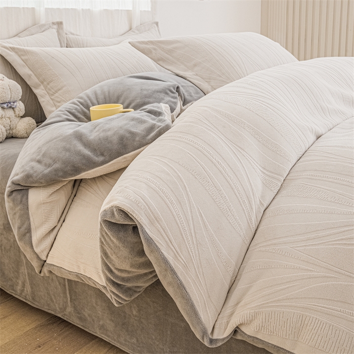 91家纺网 家纺一手货源 找家纺 锦罗绣 2024新款全消光230克牛奶绒烂花绒提花单被套 几何-奶白