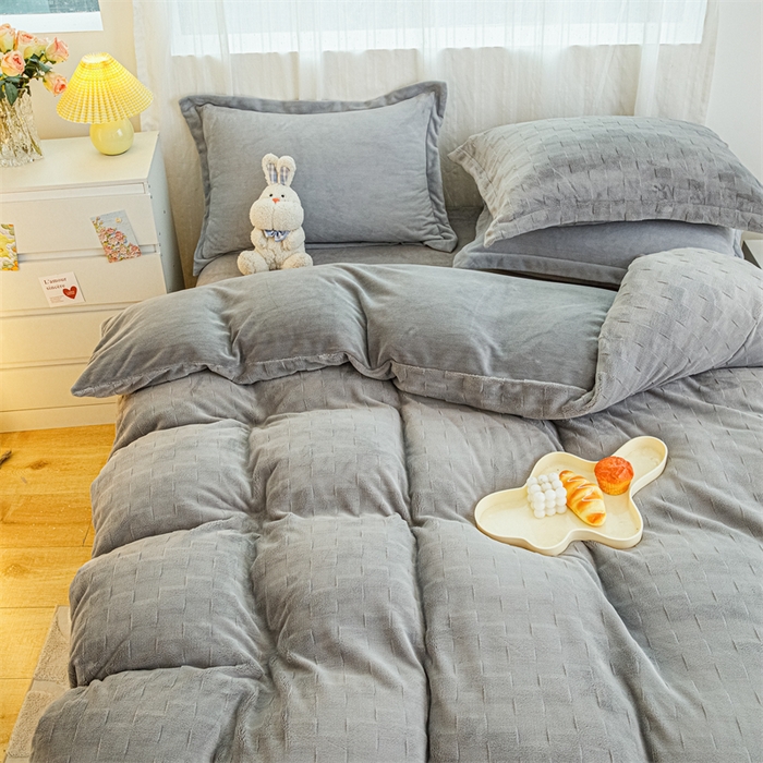 91家纺网 家纺一手货源 找家纺 锦罗绣 2024新款全消光230克牛奶绒烂花绒提花单被套 方块-灰