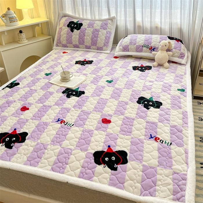 91家纺网 家纺一手货源 找家纺 启程家纺 2024新款A类印花牛奶绒床垫加厚绒保暖床护垫 紫格象