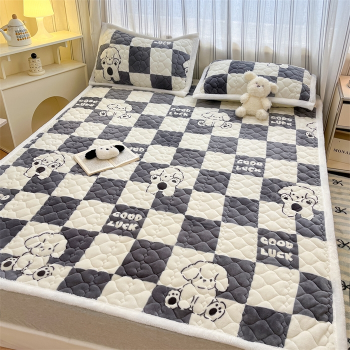 91家纺网 家纺一手货源 找家纺 启程家纺 2024新款A类印花牛奶绒床垫加厚绒保暖床护垫 灰格狗