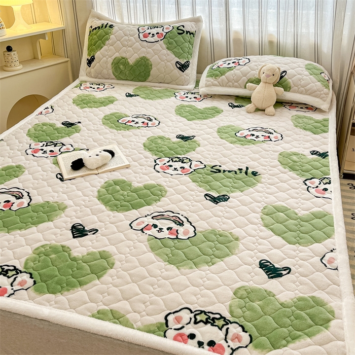 91家纺网 家纺一手货源 找家纺 启程家纺 2024新款A类印花牛奶绒床垫加厚绒保暖床护垫 绿心熊