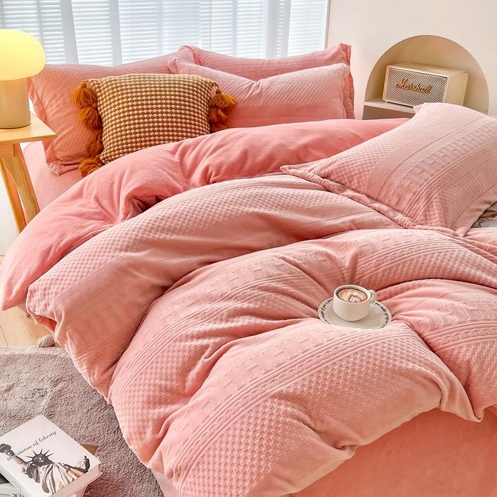 91家纺网 家纺一手货源 找家纺 锦罗绣 2024新款全消光230克牛奶绒烂花绒提花四件套 H-玉