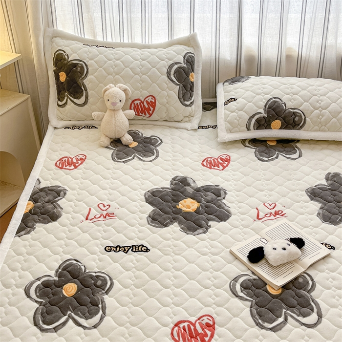 91家纺网 家纺一手货源 找家纺 启程家纺 2024新款A类印花牛奶绒床垫加厚绒保暖床护垫 黑大花