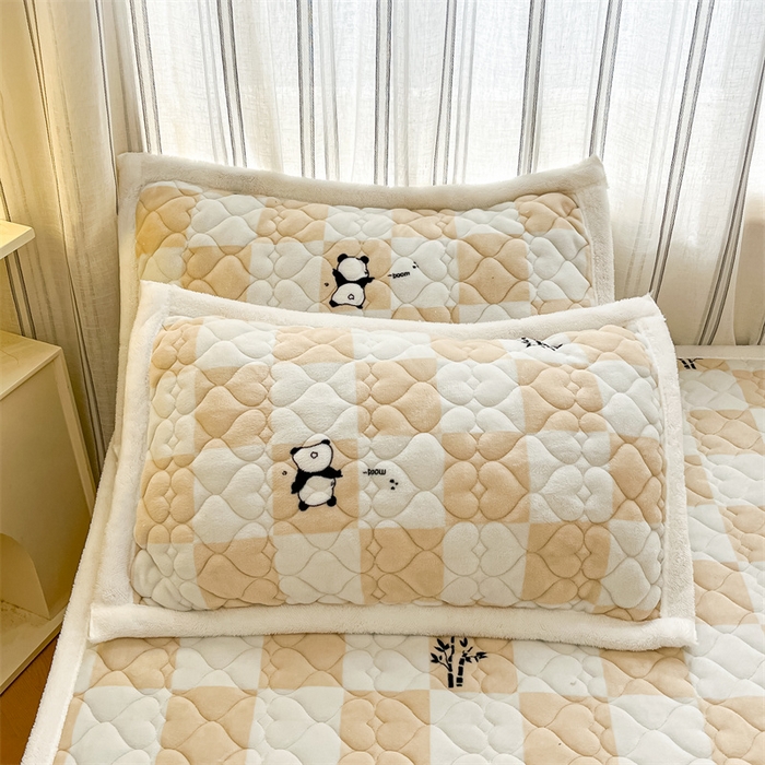 91家纺网 家纺一手货源 找家纺 启程家纺 2024新款A类印花牛奶绒床垫加厚绒保暖床护垫 格子熊猫