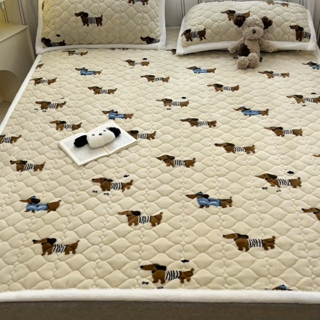 91家纺网 家纺一手货源 找家纺 启程家纺 2024新款A类印花牛奶绒床垫加厚绒保暖床护垫 腊肠狗