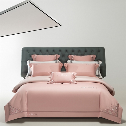 91家纺网 家纺一手货源 找家纺 2025新款AB版长绒棉高端绣花四件套-茜雅 茜雅-落樱粉