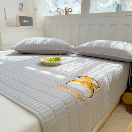 91家纺网 家纺一手货源 找家纺 灰鲸 2025新款水洗双层纱萌物刺绣大豆夹棉床垫 柯基baby-纳多灰