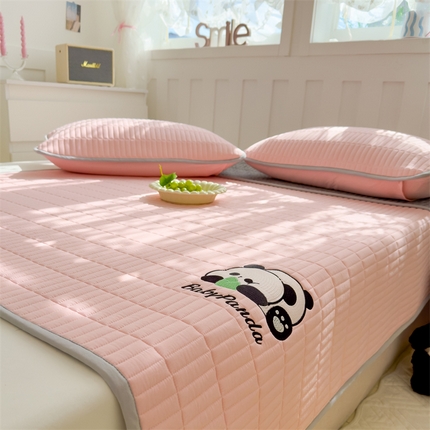 91家纺网 家纺一手货源 找家纺 灰鲸 2025新款水洗双层纱萌物刺绣大豆夹棉床垫 熊猫baby-樱花粉